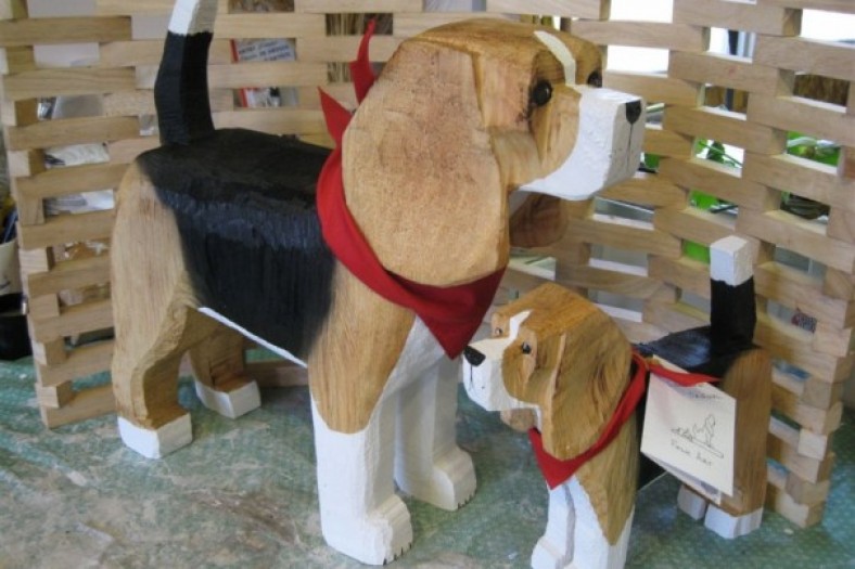 beagle-large-and-small-standing-1024-size-960x640